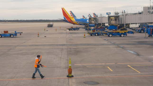 Un travailleur sur le tarmac de l'aéroport international AustinBergstrom (AUS) à Austin, Texas, États-Unis, le jeudi 16 février 2023.