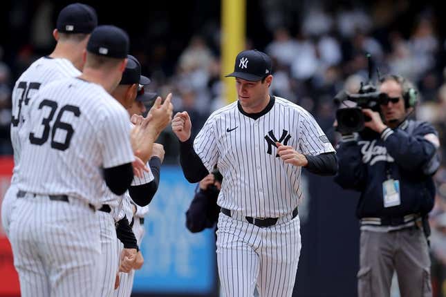 5. April 2024;  Bronx, New York, USA;  Der verletzte Starting Pitcher Gerrit Cole (45) der New York Yankees wird vor einem Eröffnungsspiel gegen die Toronto Blue Jays im Yankee Stadium vorgestellt.