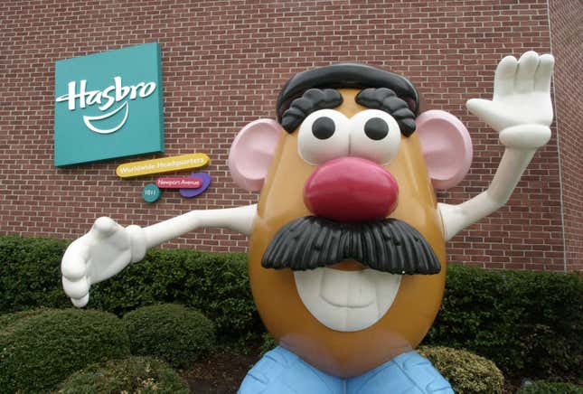 Una estatua del Sr. Cara de Papa en la sede corporativa del fabricante de juguetes Hasbro Inc.