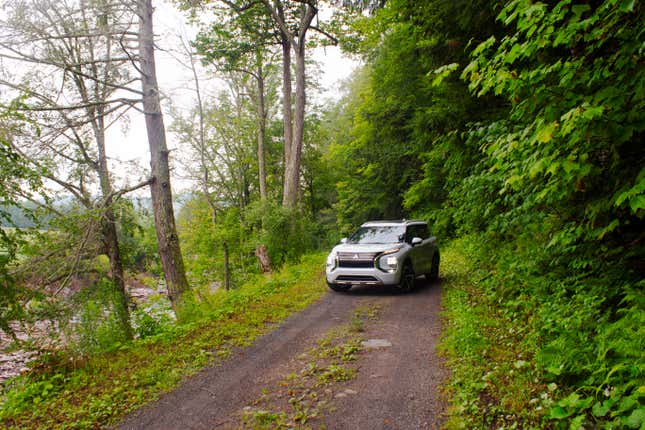 Image for article titled I Have No Idea How The Mitsubishi Outlander Is $10,000 Cheaper Than A Kia Telluride