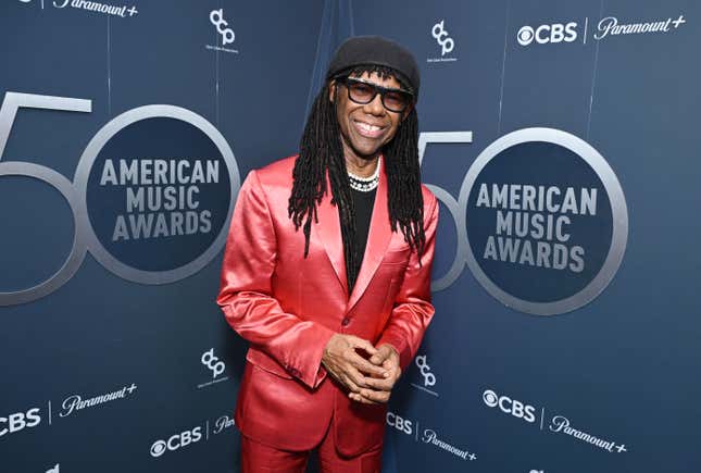 Nile Rodgers kommt 2024 zum 50. Jubiläums-Special der American Music Awards nach Los Angeles, Kalifornien.