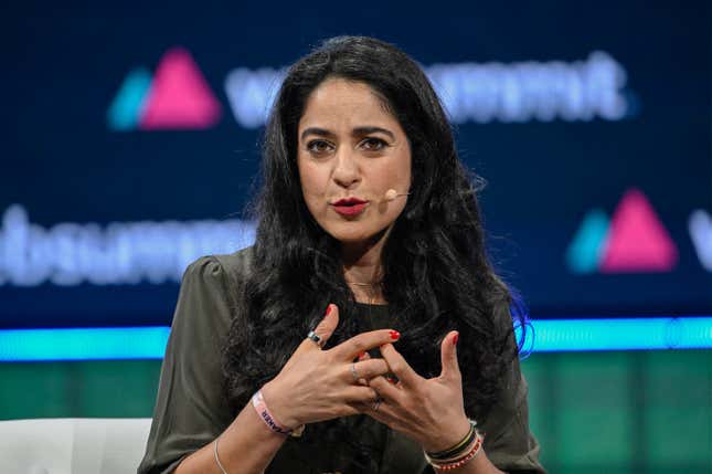 Mandeep Rai, Autor von The Values   Compass, spricht am letzten Tag des Web Summit Lisbon 2023 am 16. November 2023 auf der Bühne der Altice Arena zum Thema „Sind wir moralisch genug für KI?“.