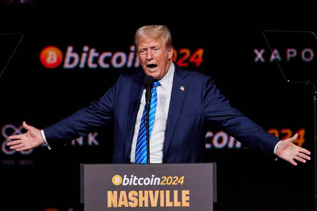 Donald Trump spricht bei einem Bitcoin 2024 -Panel in ein Mikrofon