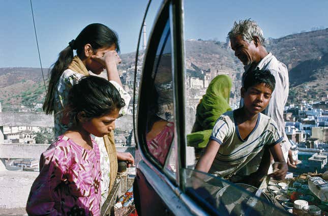 Raghubir Singh. Vendor and Clients, Bundi, Rajasthan, 1997.