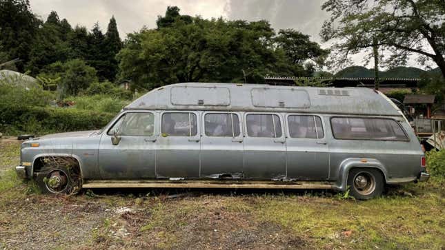 Image for article titled Be The King Of Weird Cars With This 10-Door Chevy Suburban Limousine