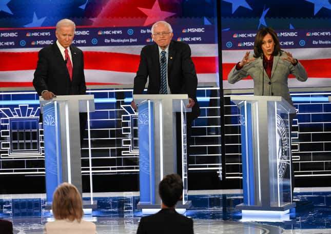 Les candidats à la présidence, l’ancien vice-président Joe Biden, le sénateur Bernie Sanders (Indépendant-Vermont) et la sénatrice Kamala Harris (Démocrate-Californie) lors du débat présidentiel démocrate aux studios Tyler Perry, le mercredi 20 novembre 2019, à Atlanta, en Géorgie