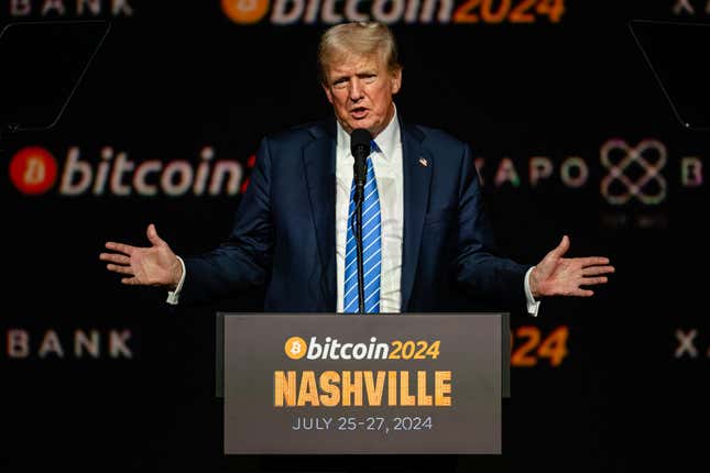 L’ancien président et candidat républicain à l’élection présidentielle de 2024, Donald Trump, fait un geste lors de son discours d’ouverture le troisième jour de la conférence Bitcoin 2024 au Music City Center, le 27 juillet 2024 à Nashville, dans le Tennessee. 