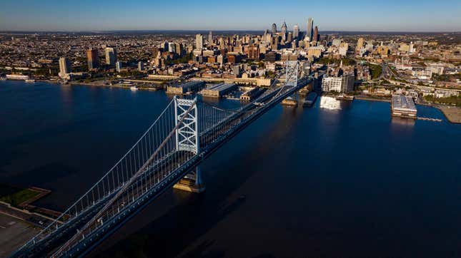 Vue aérienne du pont Ben Franklin et de Philadelphie depuis Cooper Point, Camden, New Jersey. 