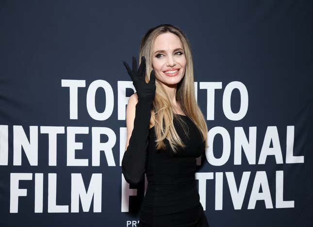 Angelina Jolie assiste à la première de « Without Blood » à Toronto, en Ontario.