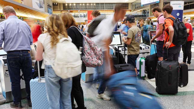 Les passagers font la queue à l’aéroport international de Los Angeles