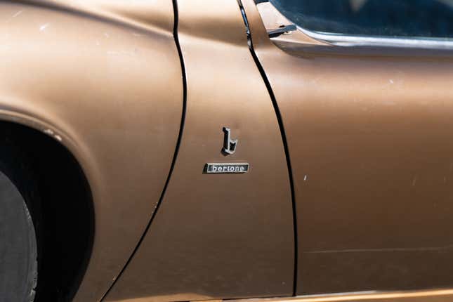 Side badge detail of a brown Lamborghini Miura P400 S