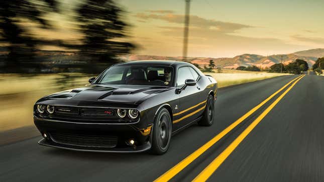 Una foto de un muscle car  Dodge Challenger negro. 