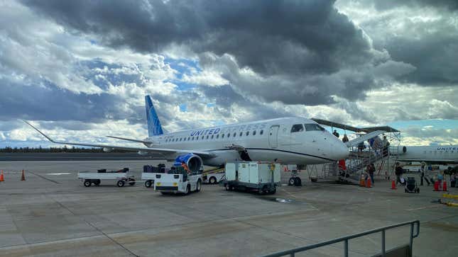 Image for article titled Here&#39;s What It&#39;s Like To Fly After SkyWest Airlines Canceled Over 1,300 Flights