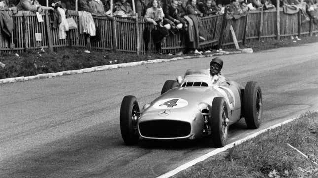  no se incorporó a Ferrari por volución propia. El piloto argentino tenía 38 años cuando se constituyó el campeonato mundial en 1950.  A pesar de ser mayor en comparación con otros competidores, Fangio fue el mejor piloto de Argentina y se ganó el favor de Juan Perón, el presidente del país y un aficionado a las carreras.