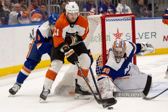 25. November 2023;  Elmont, New York, USA;  Der rechte Flügel der Philadelphia Flyers, Travis Konecny ​​(11), mit dem Puck vor dem Torwart der New York Islanders, Ilya Sorokin (30), während des ersten Drittels in der UBS Arena.