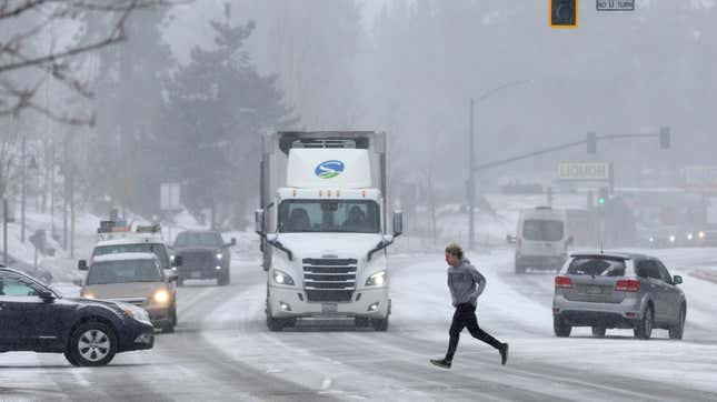 Un peatón cruza una calle cuando la nieve comienza a caer el 21 de marzo de 2023 en South Lake Tahoe, California.