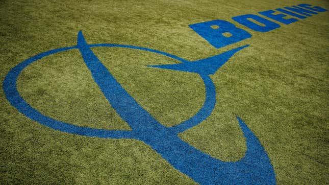 Le logo Boeing sur un terrain de football