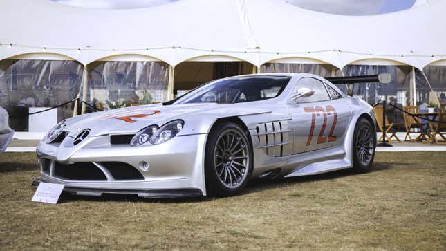 Una foto de un McLaren Mercedes SLR en un auto show. 