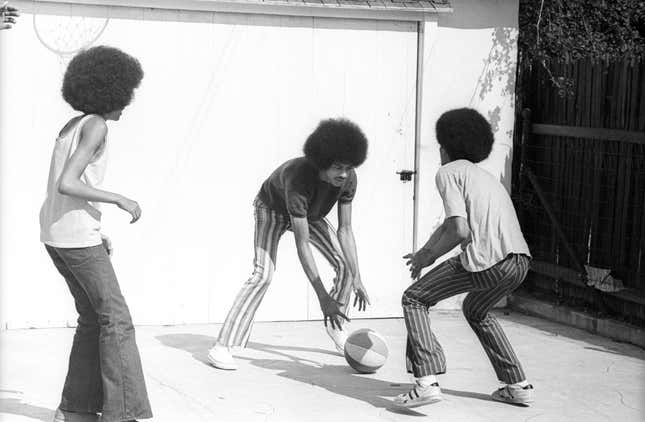 LOS ANGELES - 29. JUNI: Ricky Sylvers, Leon Sylvers und James Sylvers von der R and B Gruppe The Sylvers helfen am 29. Juni 1972 zu Hause beim Basketballspielen in Los Angeles, Kalifornien. 