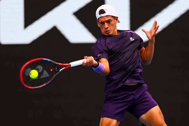 19 de enero de 2024;  Melbourne, Victoria, Australia;  Sebastian Pace, de Argentina, golpea una base contra Janic Sinner, de Italia (no en la foto), durante el partido de tercera ronda de individuales masculinos en Margaret Court el día 6 del Abierto de Tenis de Australia.