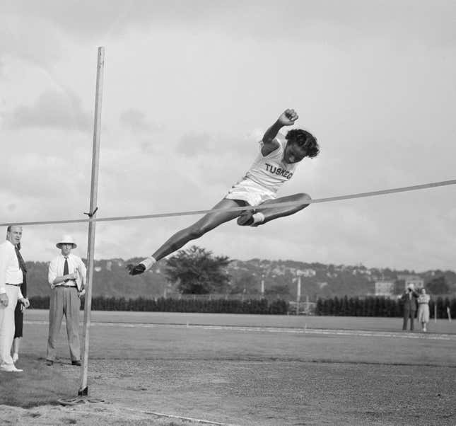 (Originalunterschrift) Alice Coachman vom Tuskegee Institute Club ist zu sehen, als sie den Hochsprung-Wettbewerb beim Nationalen Leichtathletiktreffen der Frauen gewinnt.