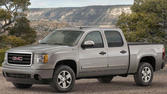 Une Sierra Hybrid argentée garée devant une vue sur un plateau