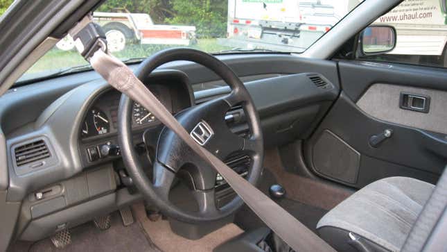 Edición estadounidense de 1990 del Honda Civic DX, que muestra el interior y el cinturón de seguridad automático.