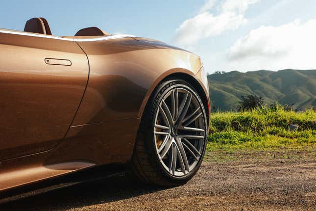 Chắn bùn sau của chiếc Aston Martin DB12 Volante màu nâu
