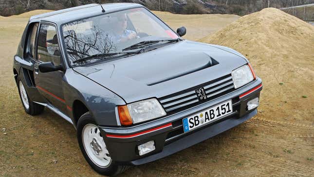 Una foto de un Peugeot 205 hatchback. 