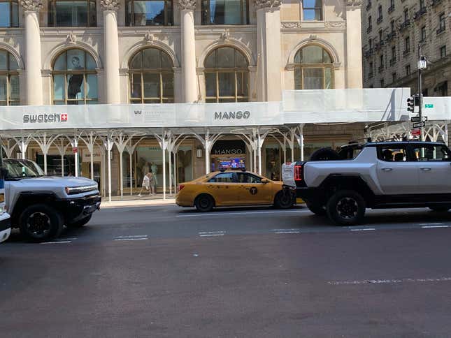 Image for article titled The GMC Hummer EV Is HUGE in Real-World Traffic