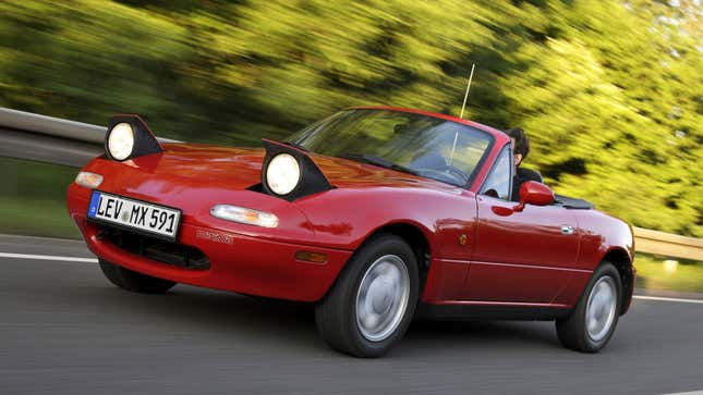 Una foto de un deportivo rojo Mazda MX-5. 