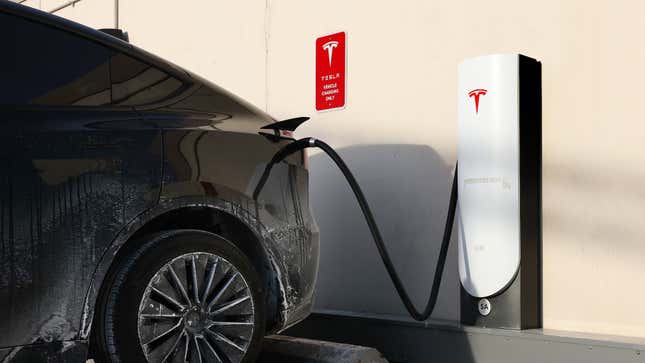 Una imagen de un Tesla cargando en el frío.