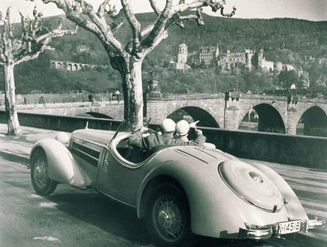 Couple sitting in a Cabriolet