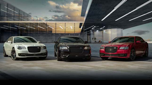 Une photo de trois berlines Chrysler. 