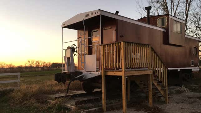 Image for article titled A Father And Daughter Turned An Old Train Caboose Into A Cozy House