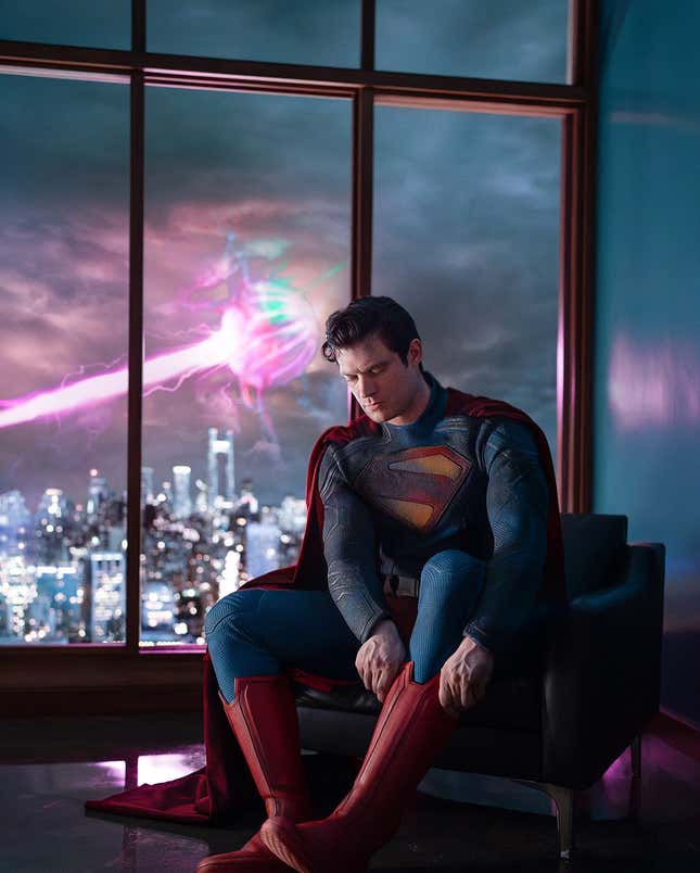 Imagen para el artículo titulado David Corenswet se viste en el primer vistazo oficial al Superman de James Gunn