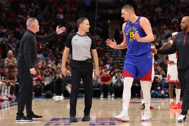 CHICAGO, ILLINOIS – 12. DEZEMBER: Nikola Jokic #15 der Denver Nuggets reagiert, nachdem er am 12. Dezember 2023 in der ersten Halbzeit im United Center von Schiedsrichter Mousa Dagher #28 (nicht abgebildet) aus dem Spiel gegen die Chicago Bulls geworfen wurde in Chicago, Illinois.  HINWEIS FÜR DEN BENUTZER: Der Benutzer erkennt ausdrücklich an und stimmt zu, dass er durch das Herunterladen und/oder Verwenden dieses Fotos den Bedingungen der Getty Images-Lizenzvereinbarung zustimmt.  (Foto von Michael Reaves/Getty Images)