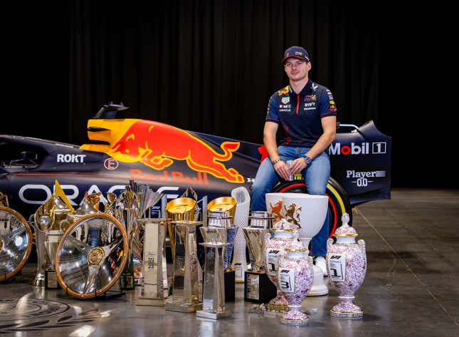 Max Verstappen de Holanda y Oracle Red Bull Racing posa para una foto con trofeos durante el regreso a casa de Max y Checo en Red Bull Racing Fábrica el 13 de diciembre de 2023 en Milton Keynes, Inglaterra