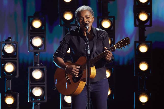 Image for article titled Tracy Chapman&#39;s Makeup Artist Spills the Tea on How She gave the Icon&#39;s Skin that Glow during the Grammys