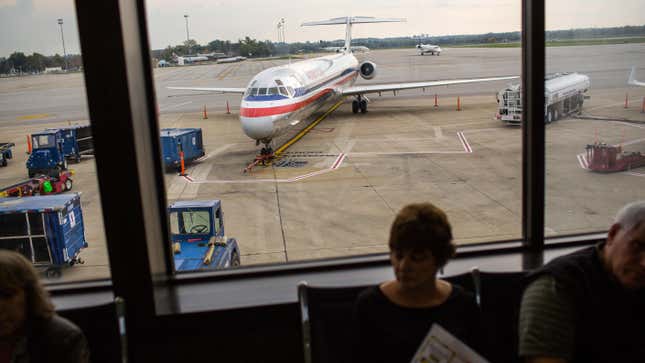 Menschen an einem Flughafen in Ohio