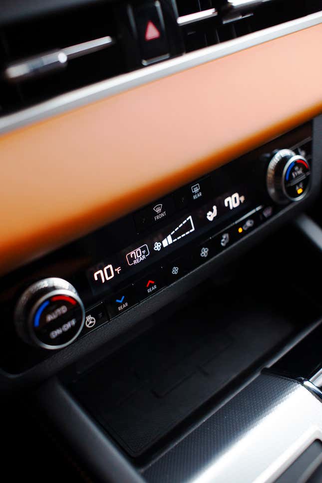 Image for article titled I Have No Idea How The Mitsubishi Outlander Is $10,000 Cheaper Than A Kia Telluride