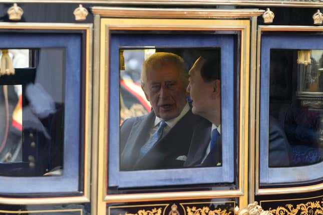 Britain&#39;s King Charles,left and the President of Korea Yoon Suk Yeol speaks as they leave the Ceremonial Welcome ceremony by carriage for Buckingham Palace in London, Tuesday, Nov. 21, 2023. The President of Korea Yoon Suk Yeol is on a four-day State visit to Britain.(AP Photo/Frank Augstein, Pool)