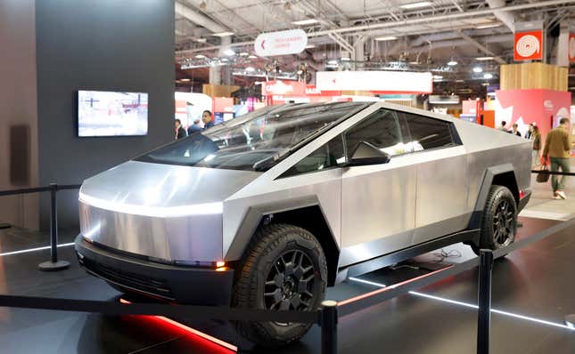 Ein Tesla-Cybertruck des US-Milliardärs Elon Musk wird während der Viva Technology Show im Parc des Expositions Porte de Versailles am 23. Mai 2024 in Paris, Frankreich, ausgestellt.