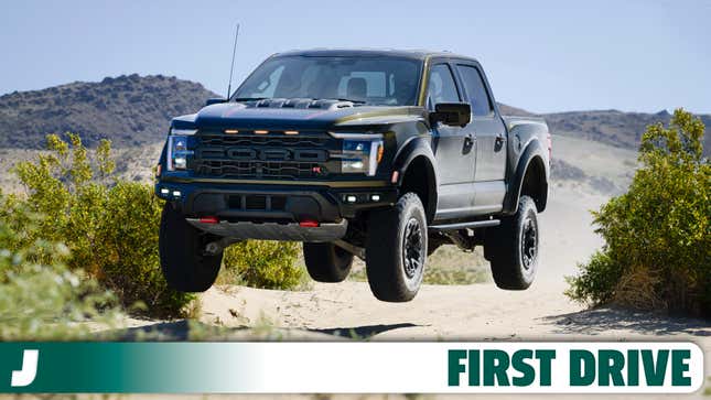 Frontansicht 3/4 eines grünen 2024 Ford F-150 Raptor R beim Springen