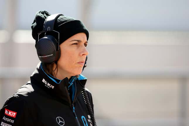 La directora adjunta del equipo Williams, Claire Williams, observa en el Pitlane durante el primer día de las pruebas de invierno de F1 en el Circuito de Barcelona-Catalunya en febrero 26, 2020 en Barcelona, España