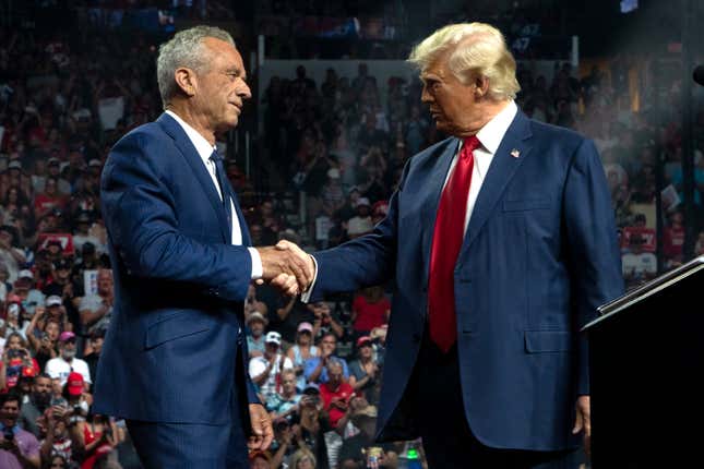 El ex candidato presidencial republicano Robert F. Kennedy Jr. y el candidato presidencial republicano, ex presidente de los Estados Unidos Donald Trump, se estrechan la mano durante un mitin de campaña en el Desert Diamond Arena el 23 de agosto de 2024 en Glendale, Arizona.