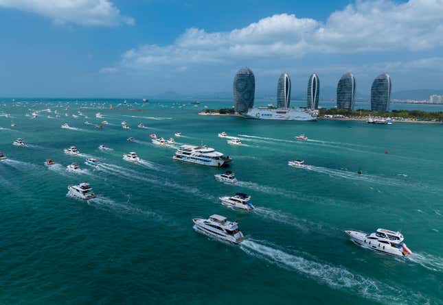 Turistas durante el recorrido en yate de lujo en el cuarto día de las vacaciones del Festival de Primavera en Sanya, China.