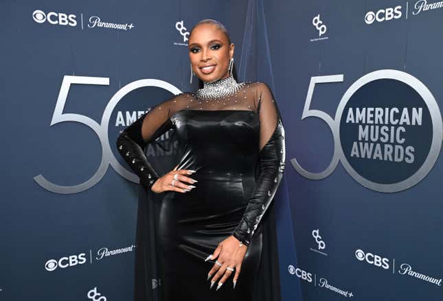 Jennifer Hudson kommt zum 50. Jubiläums-Special der American Music Awards in den LA Center Studios in Los Angeles, Kalifornien.