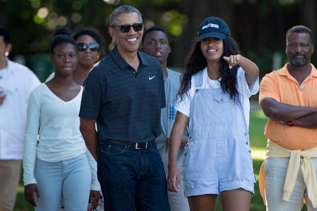 Barack Obama und seine Tochter Malia Obama gehen während eines Besuchs im Honolulu Zoo am 2. Januar 2016 in Honolulu, Hawaii. Obama und die First Family machen auf Hawaii Urlaub.