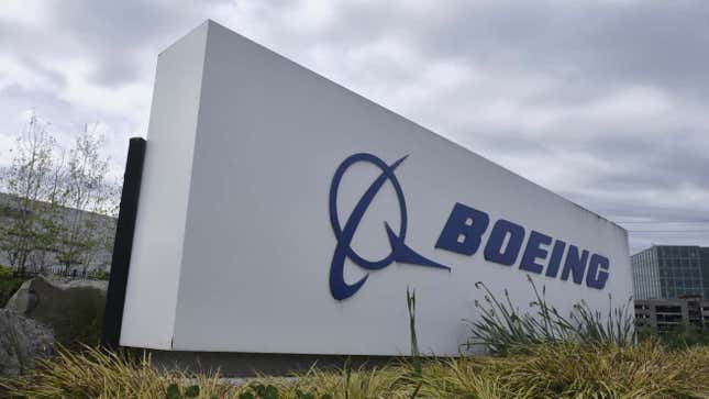 Ein Foto des Boeing-Logos vor einer Fabrik.